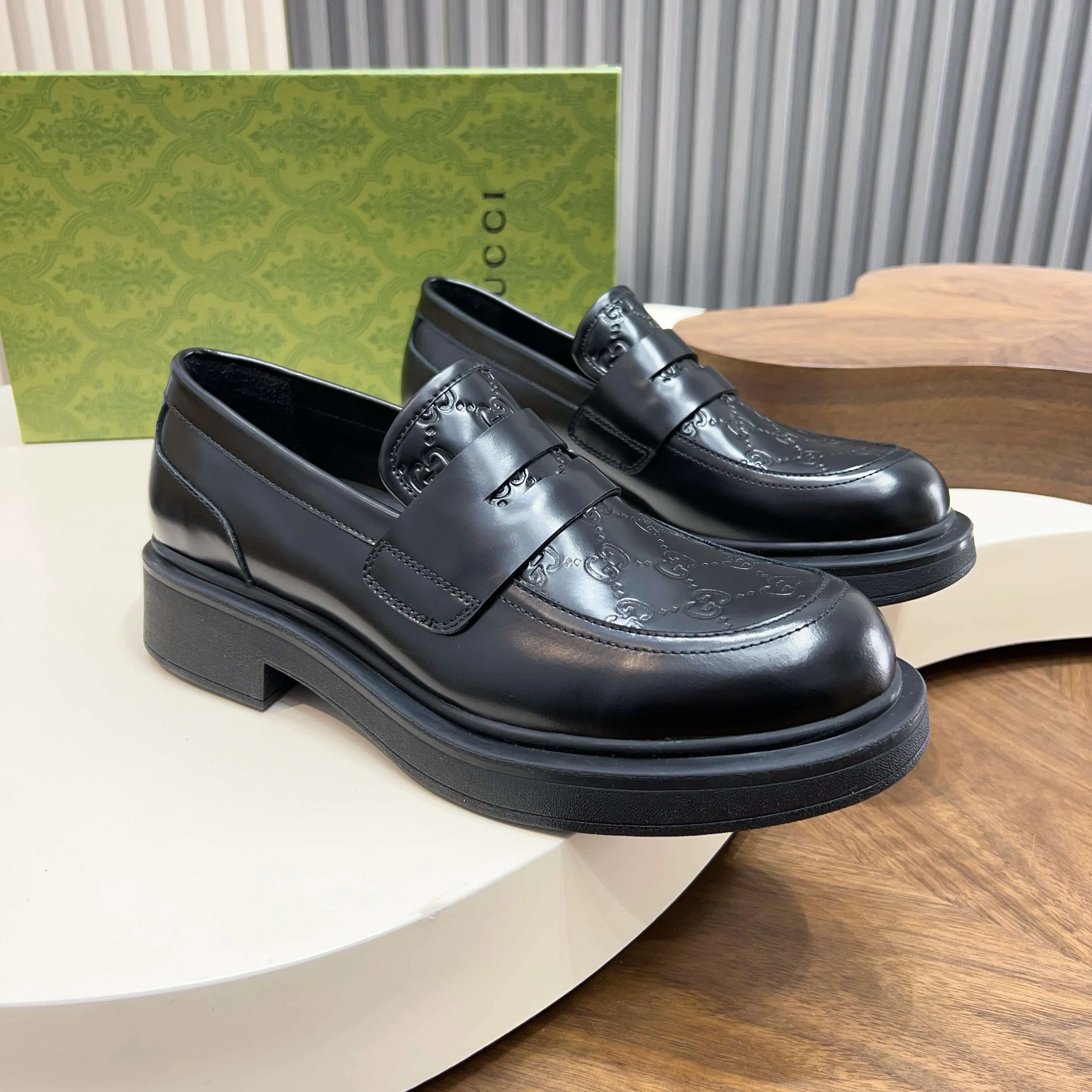 💰780 Gucci/Gucci new men’s lace-up shoes with GG details, matte cow leather derby shoes! The design of this men's lace-up shoe is rooted in the brand's heritage. Crafted from premium waxed cow leather, it is embellished with GG printed embossed suede leather details, a nod to Gucci's iconic monogram. The rubber sole decorated with GG pattern adds a touch of modern fashion to this design. Typical three-joint style design. European and American classic version, full calfskin lining. The overall upper texture is soft and the lining is comfortable and breathable. 2CM thickened soft rubber sole, easy to control. Versatile and stylish upper foot, multiple colors available to meet different matching needs, complete package! Size: 39-40-41-42-43-44 leather shoe size (38.45.46 can be customized)
